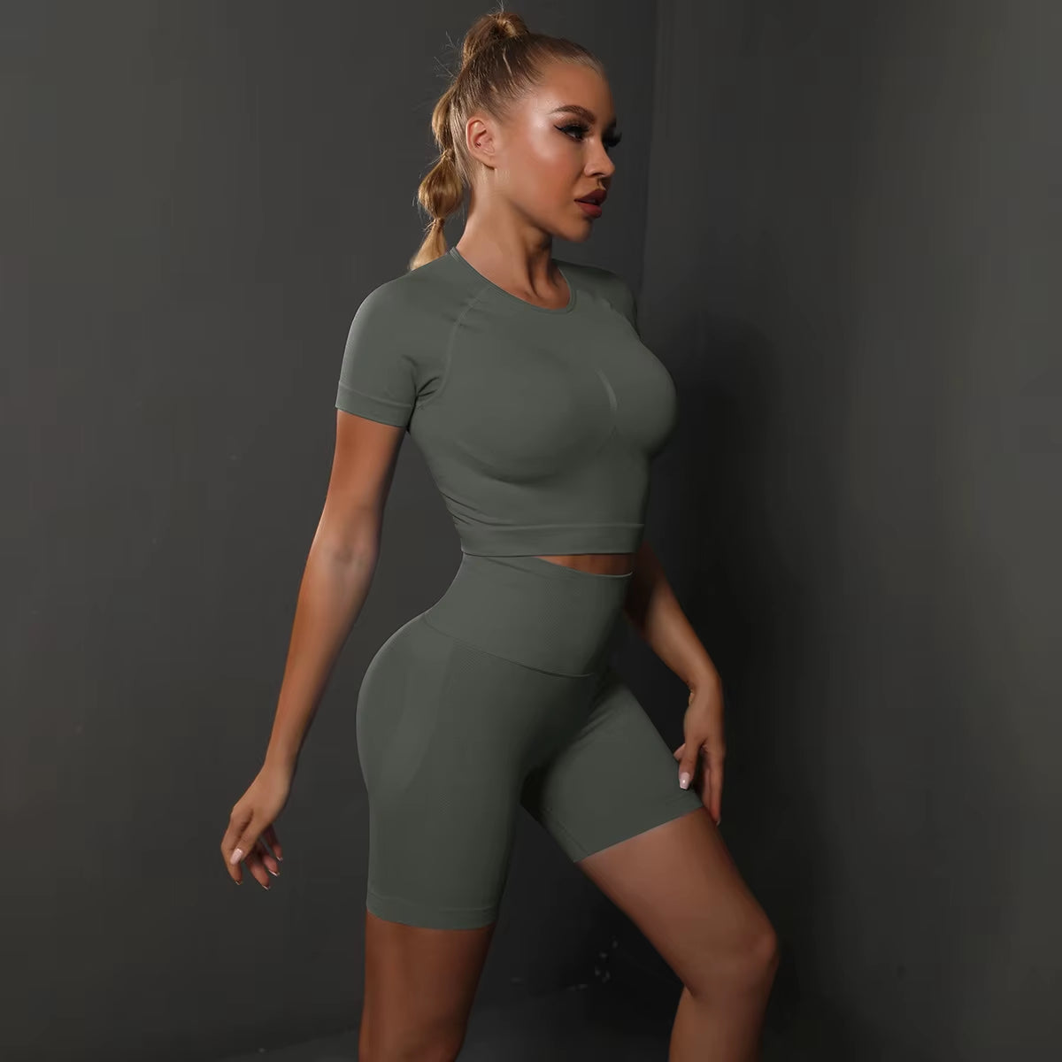 Hot Sale Women Short Athletic Wear Solid Seamless Sports Quick Drying Breathable High Elastic Peach Hip Shorts Yoga Set
